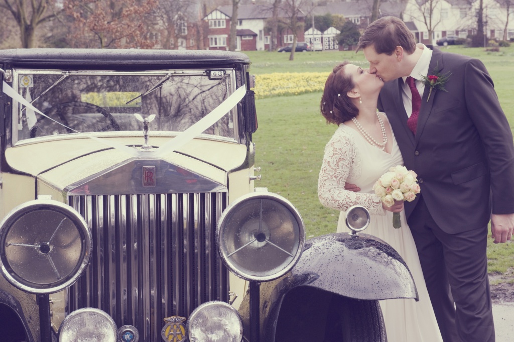 kellianne-photographer-wedding-car-vintage-kiss.jpg